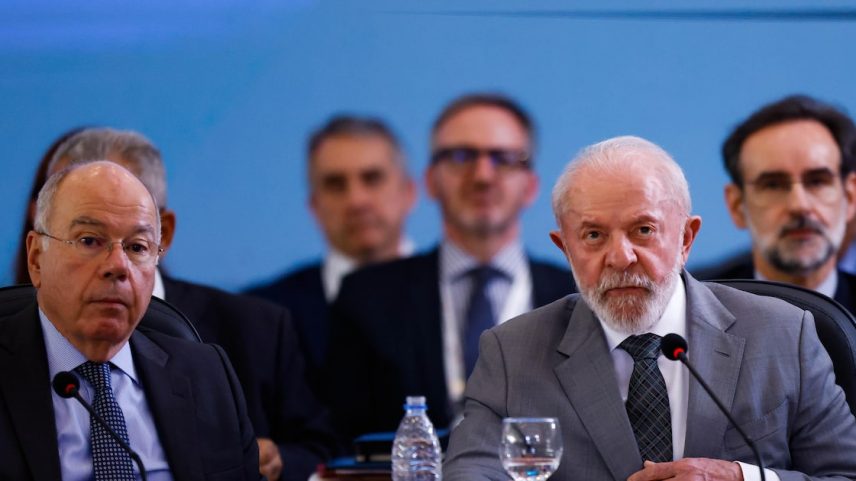 Presidente do Brasil, Luíz Inácio Lula da Silva, durante a abertura da Primeira Reunião Sherpas da presidência brasileira do BRICS, em fevereiro, no Palácio do Itamaraty, em Brasília. Na foto, o ministro das Relações Exteriores, embaixador Mauro Vieira, ao lado de Lula (Foto: Wilton Junior/ESTADÃO)