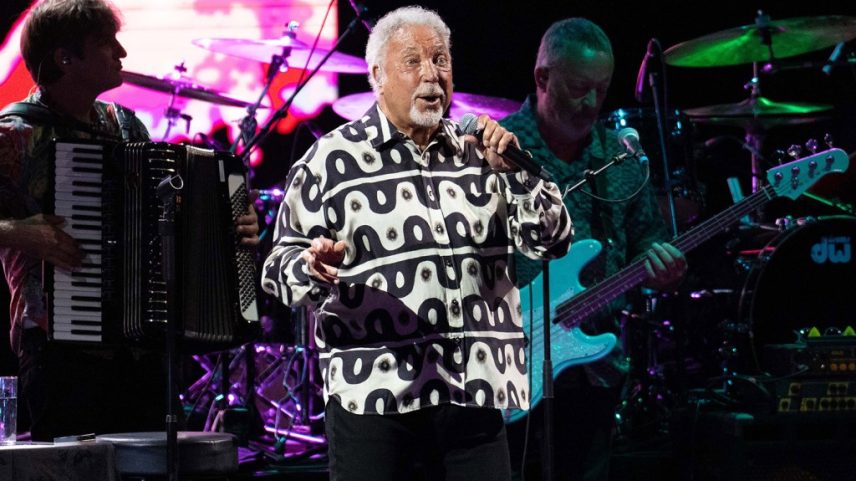 Tom Jones adiou seu show na Alemanha devido a uma infecção respiratória superior, anunciou. (Foto: Reprodução)