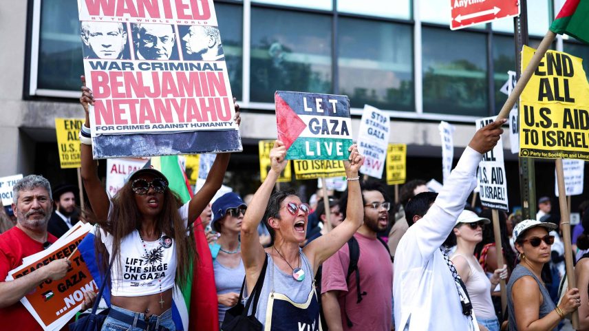 Manifestantes protestam contra ofensiva de Israel em Gaza em frente à sede da ONU, em Nova York (Foto: Charly Triballeau - 28.jul.25/AFP)