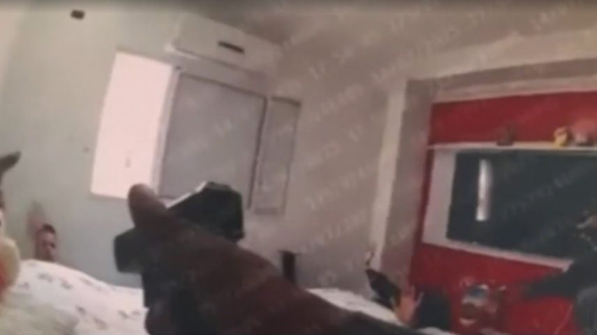 Imagens de câmeras corporais de PM registraram momento em que agente atira em suspeito que já estava rendido (Foto: Reprodução/TV Globo)