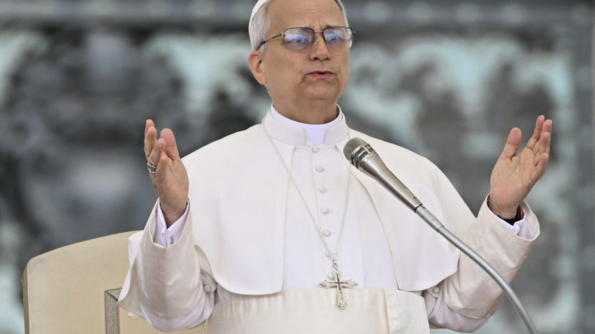 Papa Leão XIV discursa para a multidão durante sua primeira audiência geral semanal na Praça de São Pedro (Foto: Filippo MONTEFORTE / AFP)