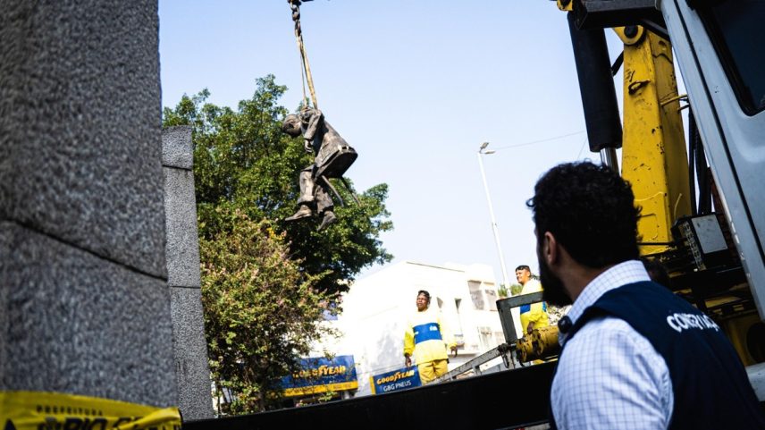 Estátua sendo retirada por funcionários da Secretaria de Conservação (Foto: Divulgação)
