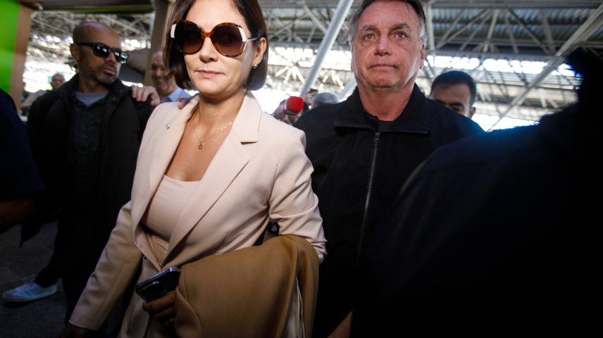 Jair Bolsonaro acompanha ao aeroporto de Brasília Michelle Bolsonaro que embarca para a posse do novo presidente dos Estados Unidos, Donald Trump. (Foto: Brenno Carvalho / Agência O Globo)