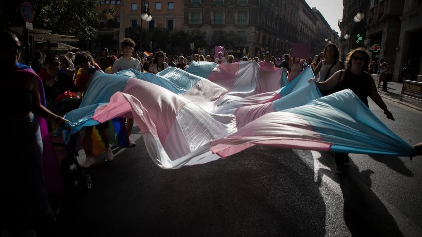 Marcha com a bandeira trans em Mallorca, no dia 28 de junho. (Foto: Clara Margais (dpa/picture alliance/Getty Images))
