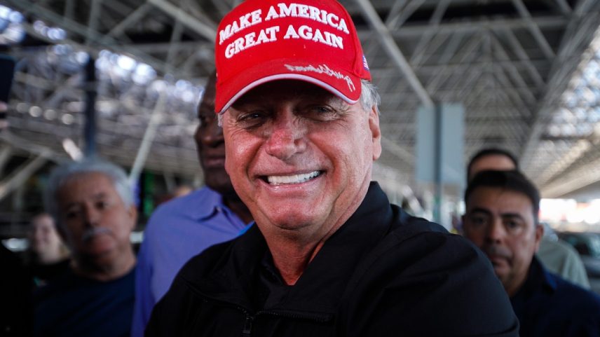 Jair Bolsonaro com boné do 'Maga', movimento de Donald Trump (Foto: Brenno Carvalho / Agência O Globo)