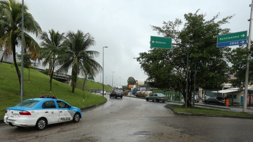 Viatura da PM próximo ao Viaduto de Santíssimo, bairro da Zona Oeste com queda nos roubos — Foto: Fabiano Rocha / Agência O Globo / 19-05-2017