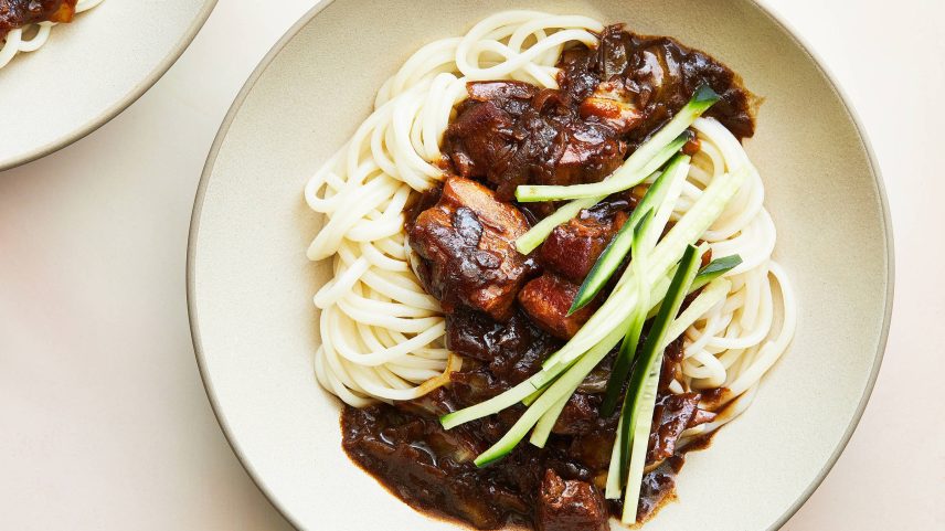 Jjajangmyeon, macarrão coreano, coberto com um molho saboroso e pedaços de barriga de porco (Foto: ARMANDO RAFAEL/NYT)
