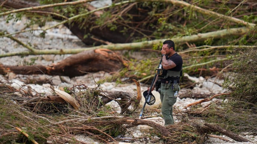 Um xerife observa as afetacões das chuvas, no rio Guadalupe, Texas, em 5 de julho de 2025. (Foto: Julio Cortez/AP)