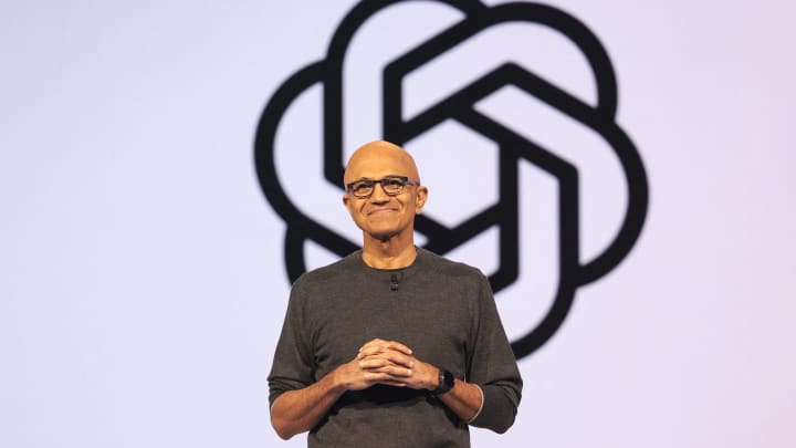 Satya Nadella, presidente e CEO da Microsoft, fala em frente ao logotipo da OpenAI na conferência Microsoft Build em Seattle, Washington, em 19 de maio de 2025. (Foto: Jason Redmond | AFP | Getty Images)