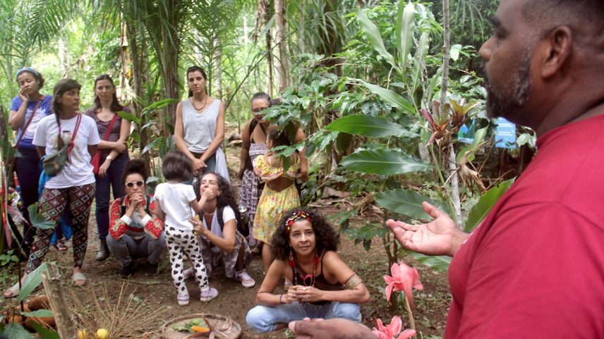 Um guia oferece uma visita a turistas em Paraty, no litoral sul de Rio de Janeiro. (Foto: Bernardo Gutiérrez)