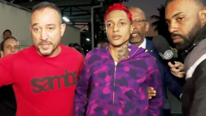 Oruam chega à Cidade da Polícia (Foto: Reprodução/TV Globo)