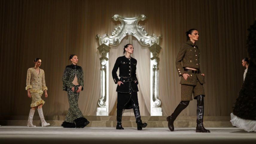 Modelos durante o desfile de Chanel na Alta Costura de Paris. (Foto: Tom Nicholson/AP)