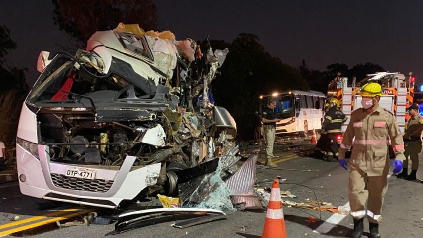 Acidente entre micro-ônibus e caminhão na BR-153, em Porangatu (Foto: Divulgação/Corpo de Bombeiros)