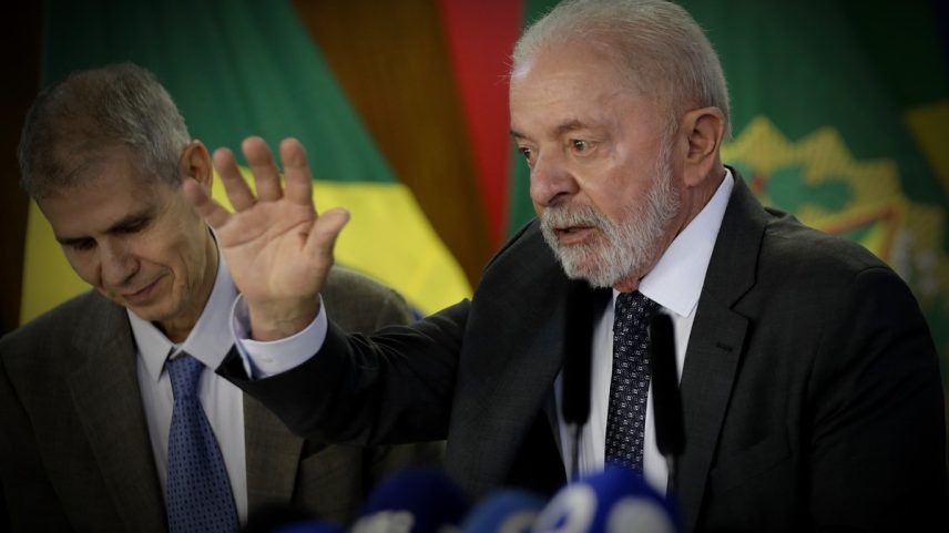 Sidônio Palmeira (ao fundo) e Lula: os bastidores da cadeia nacional de rádio e TV (Foto: Cristiano Mariz/Ag. O Globo)