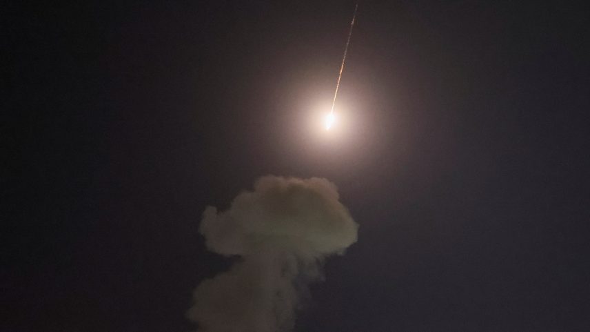 Um míssil balístico voa sobre a cidade durante um ataque de míssil e drone russo, em meio ao ataque russo à Ucrânia, em Kiev, Ucrânia, em 24 de abril de 2025. (Foto: REUTERS/Gleb Garanich)