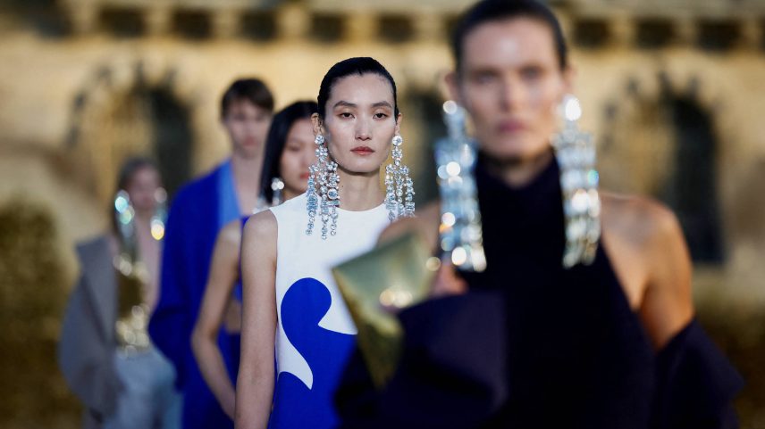Diretores criativos Jonathan Anderson, Thom Browne e Pierpaolo Piccioli no Metropolitan Museum of Art, Nova York, em 6 de maio de 2024 (Foto: Jeenah Moon/Reuters)