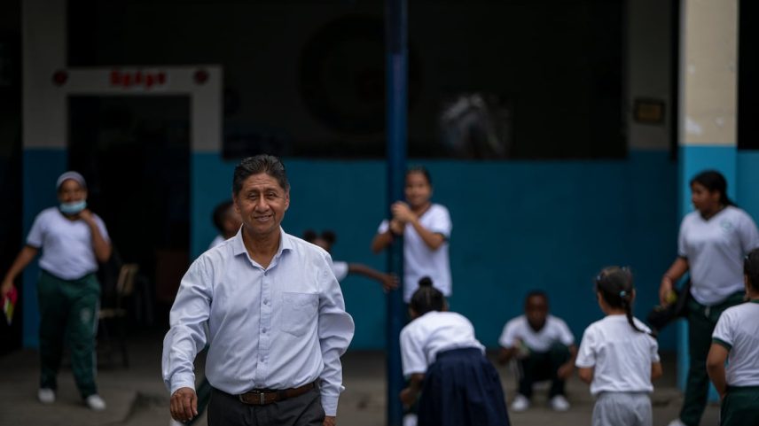O maestro Hilario Beltrán, em uma escola localizada na Isla Trinitaria, em Guayaquil, no dia 9 de julho de 2025. (Foto: VICENTE GAIBOR)