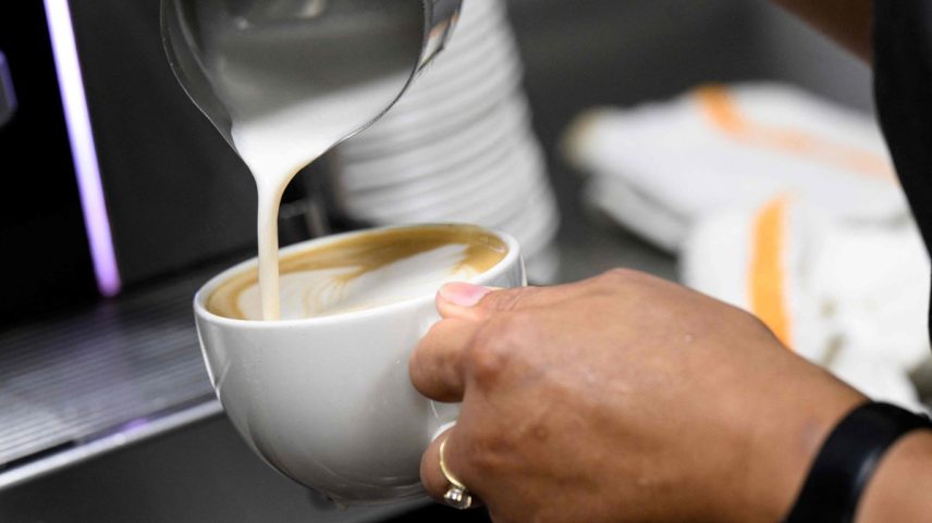 Barista prepara café leite em restaurante Washington, nos EUA (Foto: Drew Angerer/AFP)