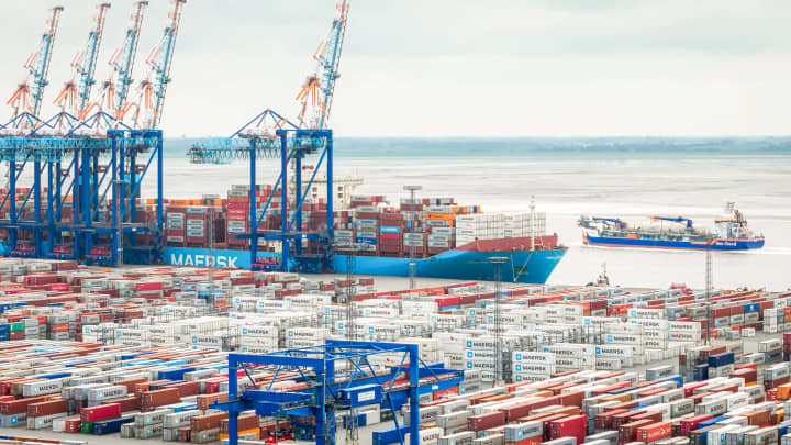 Containers são manuseados no porto de mar aberto em Bremerhaven, Bremen, em 18 de julho de 2025. (Foto: Sina Schuldt/picture alliance via Getty Images)