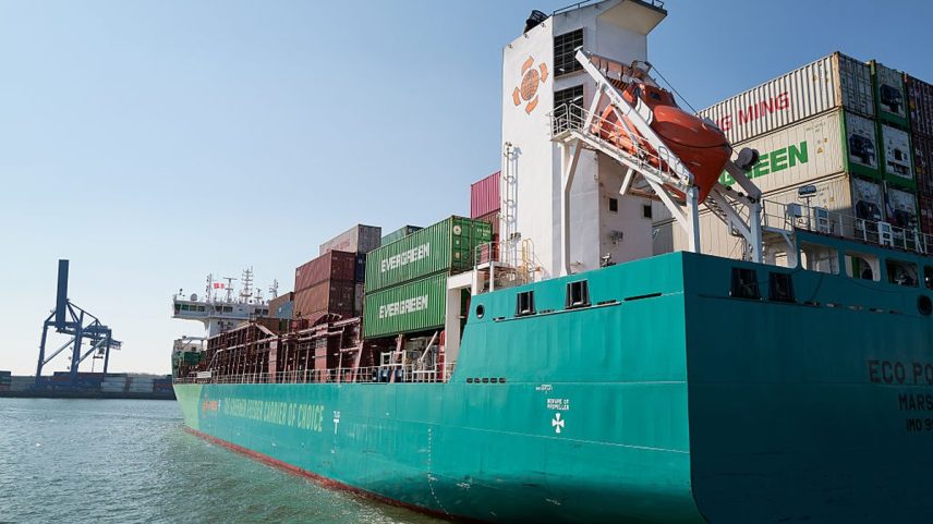 Um navio porta-contêineres navega pelo Porto de Roterdã (Foto: Pierre Crom/Getty Images via Bloomberg)