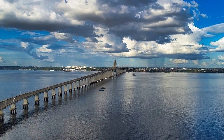 Ponte sobre o rio Negro (Foto: Ivo Brasil, CC0, via Wikimedia Commons)
