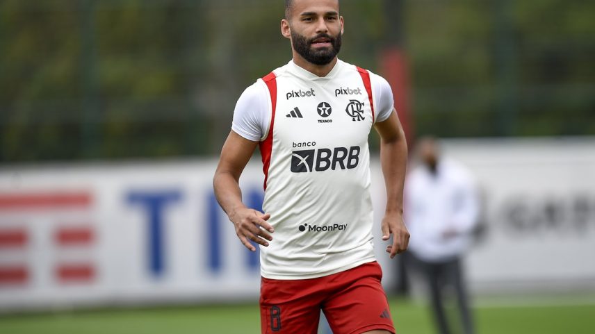 Thiago Maia em treino no CT Ninho do Urubu (Foto: Marcelo Cortes/Flamengo)
