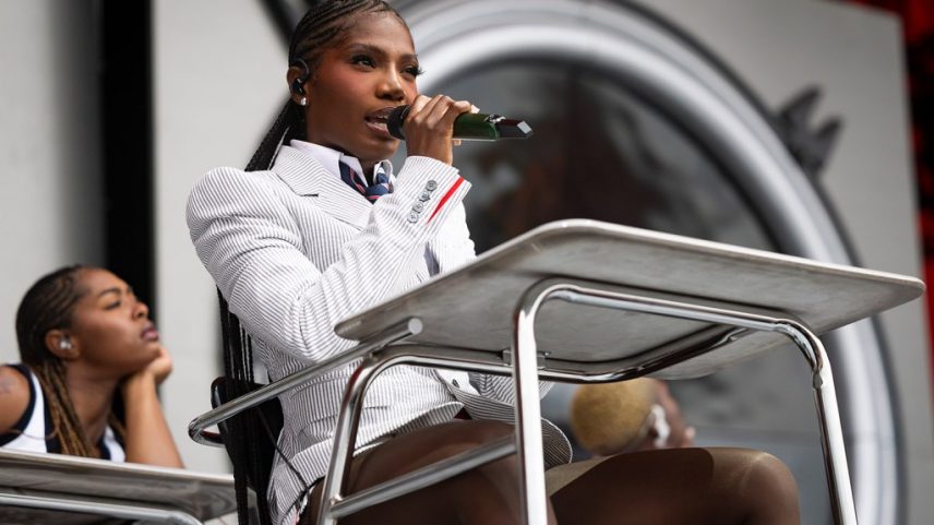 Doechii refletiu sobre ter chamado o presidente Donald Trump ao vivo no BET Awards de 2025, explicando por que foi o momento perfeito para fazê-lo. (Foto: Reprodução)