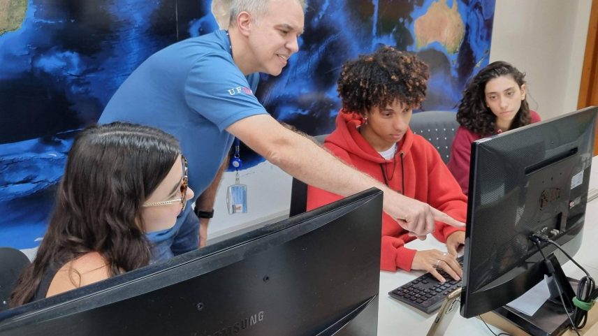 Alunos fazem pesquisa com apoio de IA em laboratório da UFMG (Foto: UFMG/Divulgação)