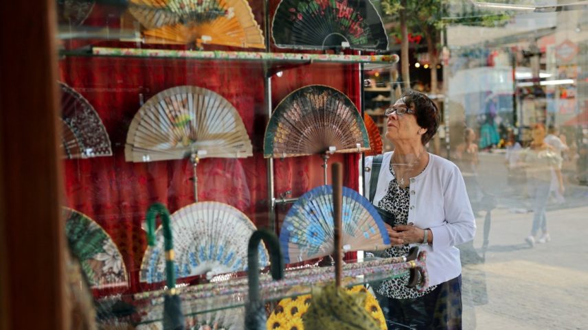 Uma mulher olha a vitrine da loja de leques Casa de Diego, em Madri (Foto: Thomas Coex/AFP)