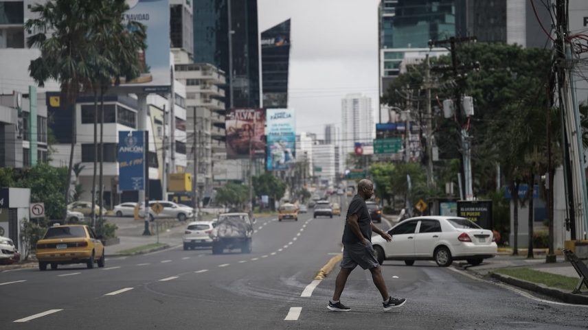 Um peatón en el distrito financiero de Panamá, el 29 de diciembre de 2024. (Foto: Mauricio Valenzuela/Bloomberg)