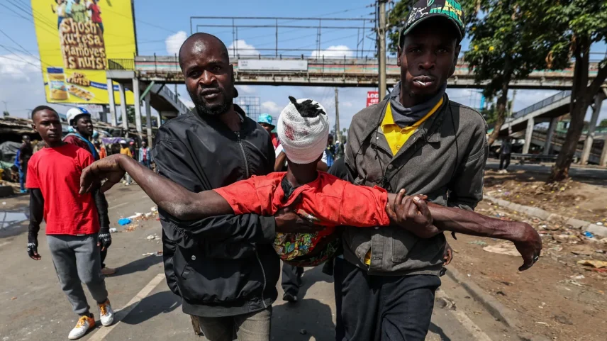 Quarenta e uma pessoas morreram e mais de 140 civis - como esta pessoa em Nairóbi - e 70 policiais ficaram feridos durante os protestos de 7 de julho. (Foto: EPA)