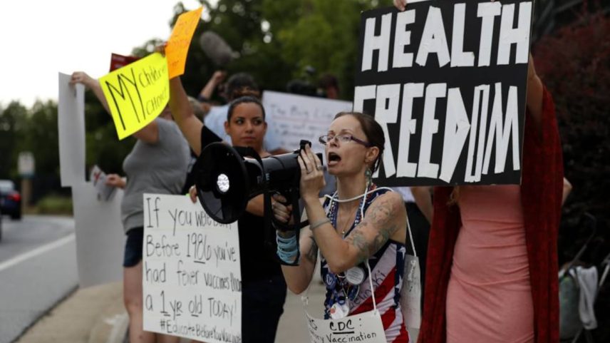 Activistas antivacunas frente ao Centro de Controle de Enfermedades de Estados Unidos (Foto: John Bazemore)