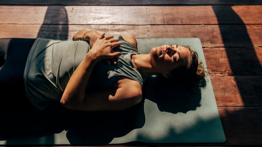 Muitas pessoas que praticam a meditação não conseguem fazer dela um hábito constante. (Foto: Maskot/Getty Images/Maskot)