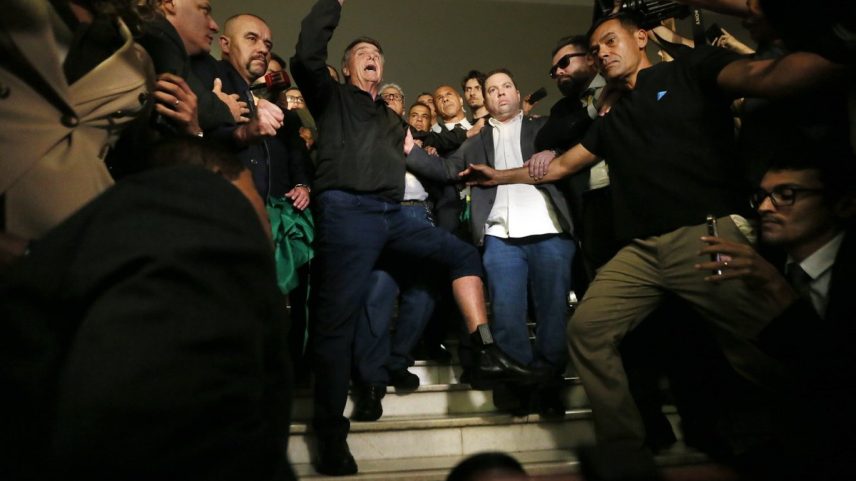 Bolsonaro exibe tornozaleira eletrônica ao lado de aliados no Congresso (Foto: Cristiano Mariz/Agência O Globo)