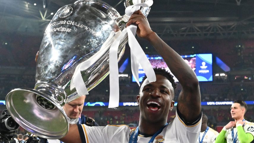 Vinicius Jr.: com a taça de campeão da Champions League (Foto: Glyn Kirk/AFP)