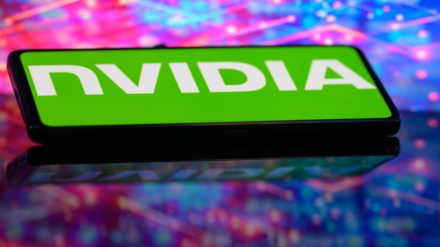 Após a revogação da proibição de exportações, a demanda chinesa motivou encomenda da Nvidia à TSMC por mais 300 mil chips H20 (Foto: Jonathan Raa/NurPhoto/Getty Images)