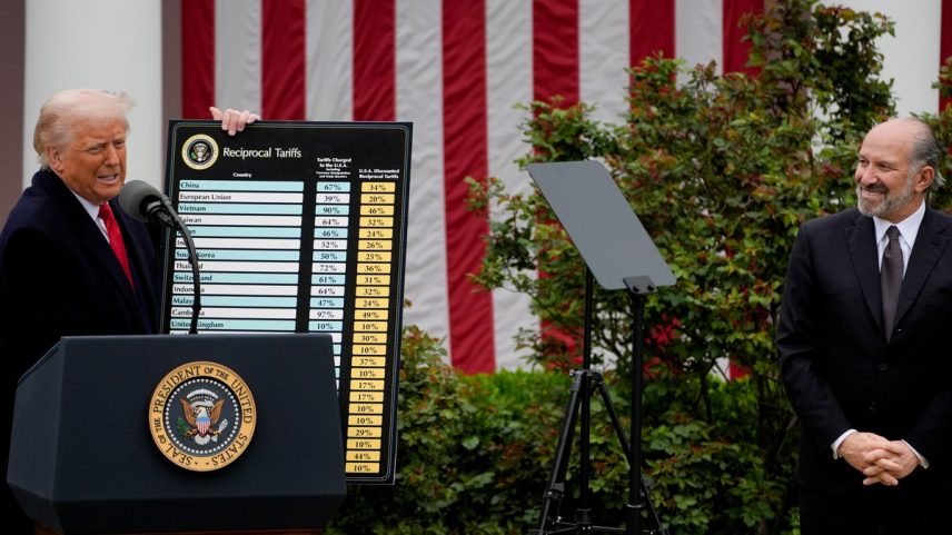 O presidente dos EUA, Donald Trump, à esquerda, e Howard Lutnick, secretário de comércio dos EUA, durante um anúncio de tarifas recíprocas, em abril, contra vários países (Foto: Kent Nishimura/Bloomberg)