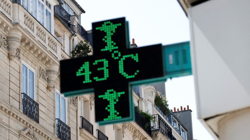 Termômetro marca 43ºC durante onda de calor na Europa, em 1º de julho de 2025 (Foto: REUTERS/Benoit Tessier)