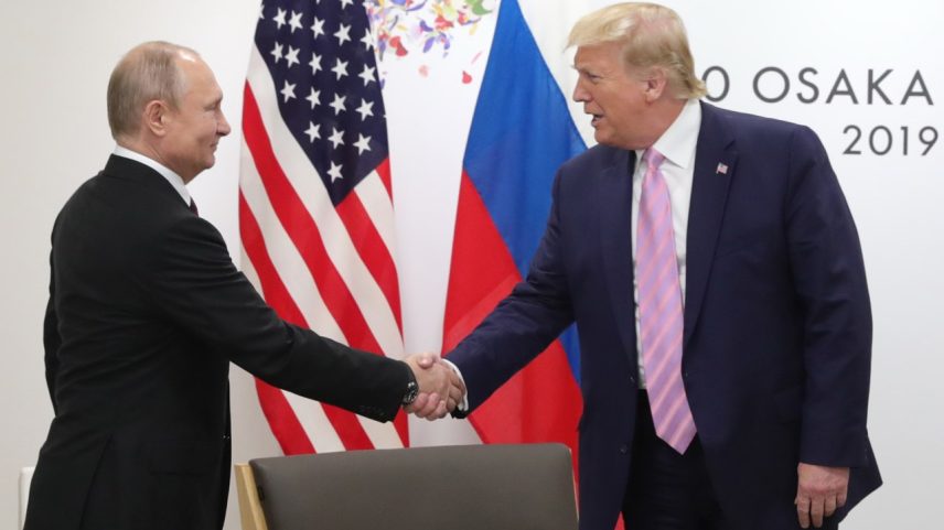 O presidente da Rússia, Vladimir Putin, cumprimenta o presidente dos Estados Unidos, Donald Trump, durante uma reunião na cúpula do G20 em Osaka, Japão - 28/06/2019 (Foto: Mikhail Klimentyev/SPUTNIK/AFP)