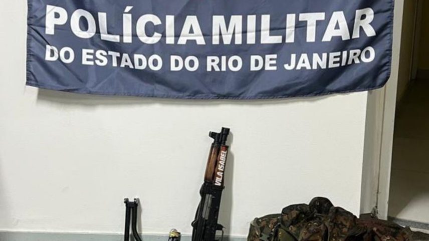 Fuzil e munições apreendidos no Morro dos Macacos (Foto: Polícia Militar / Divulgação)
