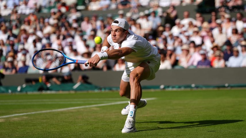 Jack Draper tenta devolver a bola durante o partido contra Cilic. (Foto: DPA via Europa Press)