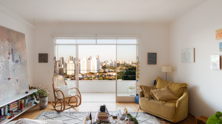 Living farto em luz natural tem vista privilegiada em meio à cidade de São Paulo (Foto: Camila Alba)
