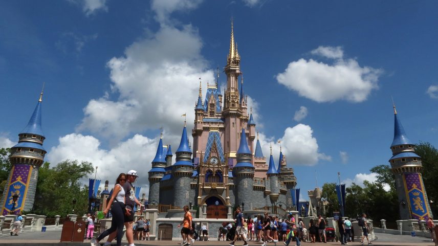 Pessoas caminham em frente ao Castelo da Cinderela no Magic Kingdom Park no Walt Disney World em 3 de abril de 2025, em Orlando, Flórida. (Foto: Gary Hershorn/Getty Images)
