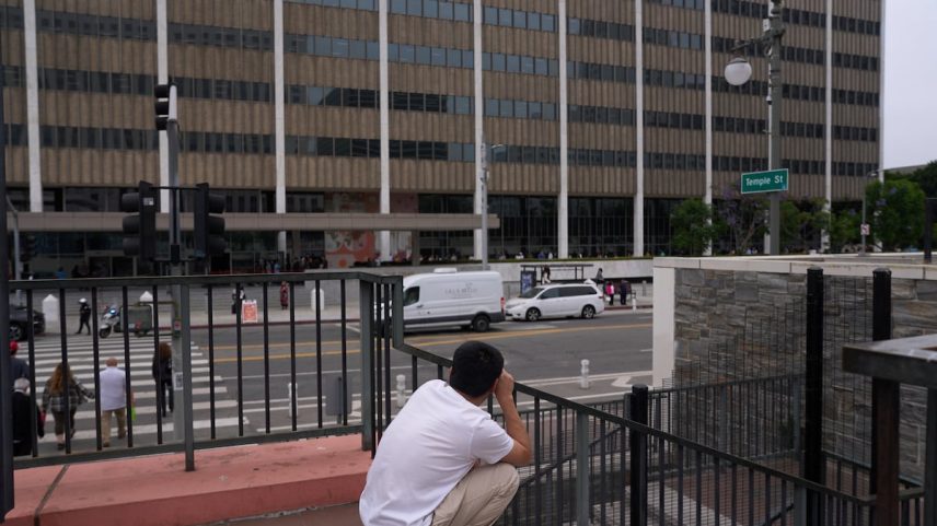 Várias pessoas se dirigem ao edifício federal de Los Angeles, onde se encontram imigrantes detidos pelo ICE, no dia 25 de junho. (Foto: Damian Dovarganes - AP)