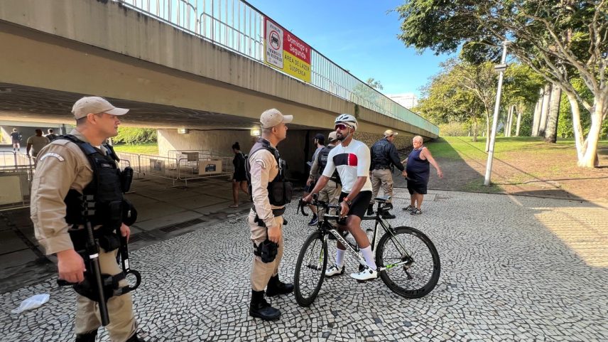 Ciclista Adeleniel Jesus impedido de acessar o Aterro de bicicleta (Foto: Ana Branco/O Globo)