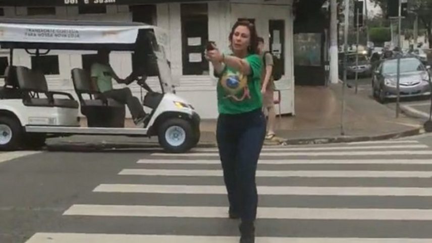 Deputada Carla Zambelli aponta arma para homem em São Paulo (Foto: Reprodução)