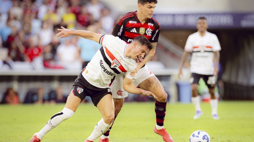 Ayrton Lucas precisará passar por cirurgia na perna esquerda após se lesionar contra o São Paulo (Foto: Adriano Fontes/Flamengo)