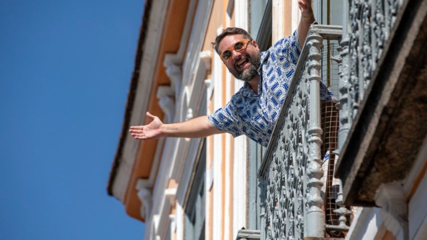 Onde tudo começou. Raphael Vidal na varanda da Casa Porto: o lugar foi seu primeiro empreendimento e impulsionou o Largo da Prainha, que virou sinônimo de diversão no Centro do Rio (Foto: Ana Branco / Agência O Globo)