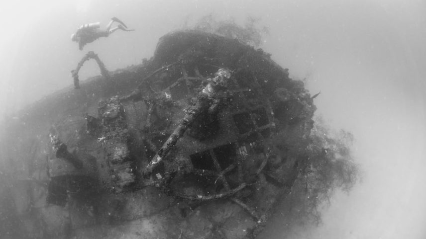 Um mergulhador nada junto ao cañón de proa de um barco afundado da Segunda Guerra Mundial no atol Kwajalein, nas Ilhas Marshall. (Foto: Brandi Mueller/Getty Images)