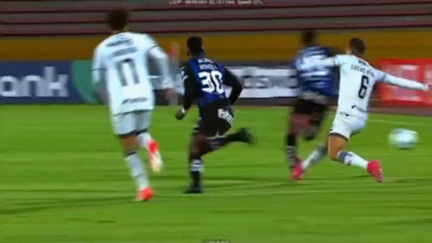 Lucas Piton expulso após forte entrada no meia Guagua (Foto: Reprodução X)